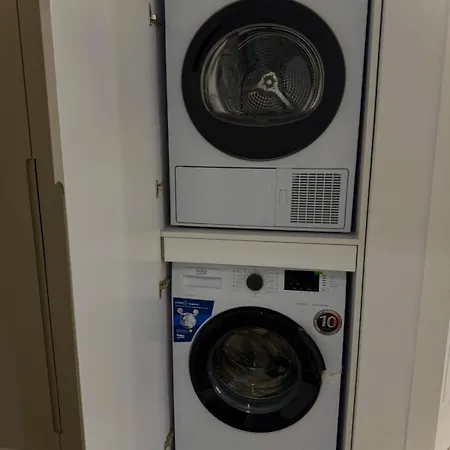 Apartment E's Lakeview