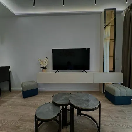 Apartment E's Lakeview