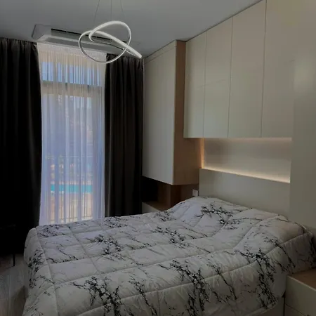 Apartment E's Lakeview *